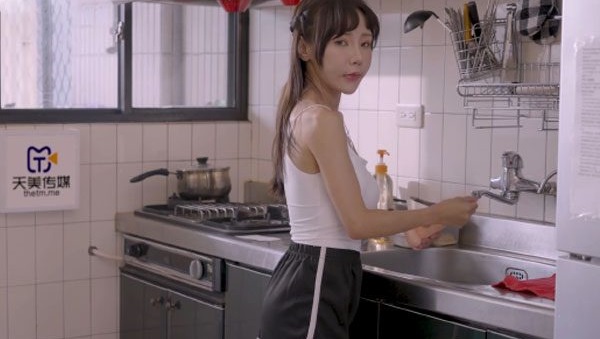 Mẹ nằm viện con gái ở nhà massage kích dục cho cha dượng – Phim Sex Vietsub.ts