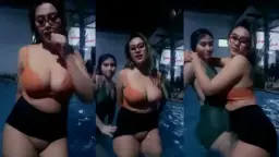 Miya Bareng Bestie di Kolam Renang