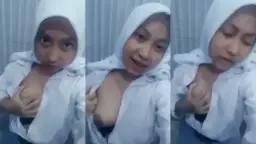Abg Hijab SMA Pamer Nenen Di Toilet Sekolah