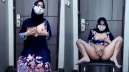 Cewe Kerudung Hitam Squirt Di Pintu