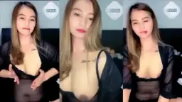 Host Cantik Pirang Pamerin Uting Nenen