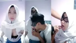Jeslyn Cantik Jilbab SMA Mulus Diewe Pacar LIVE