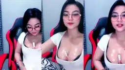 Kakak Cantik Bergairah Berkacamata Belahan Tetek Basah