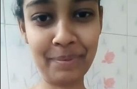 Desi Unhooking bra solo selfie