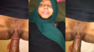 Hijabi milf gets fuck for money in the Pakistani sex video
