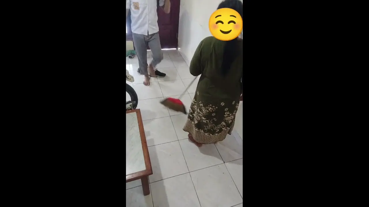Ibu dan anak setelah pulang sekolah